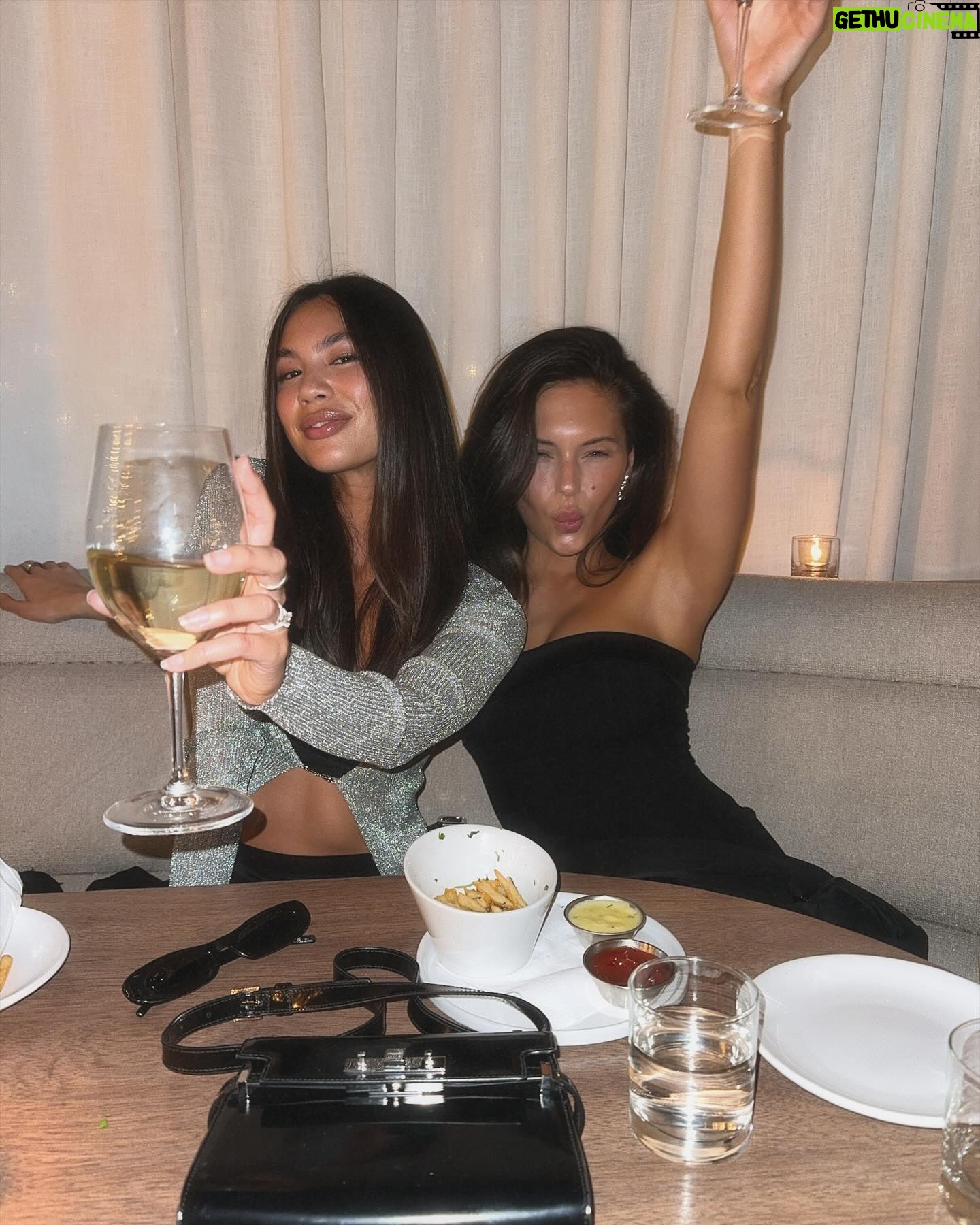Alyssa Lynch Instagram - grandmas made it out!!!! 🥂 shot in new @tezza cam!!! 📸