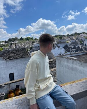 Amélie Neten Instagram - Parfois quand je regarde mon fils, je me demande ce que je serais sans toi ! Je t’aime ma vie d’un amour inconditionnel, tu es ma force et ma raison de vivre ! ❤️✨ #italie #alberobello 🇮🇹