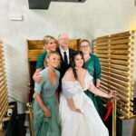 Amélie Neten Instagram - Comme vous l’avez vu aujourd’hui c’est le mariage de ma petite sœur. Un mariage organisé avant le départ soudain de ma maman. Nous avions besoin qu’elle soit auprès de nous pour cette journée si importante pour nous. Alors nous avons décidé de garder sa place à table et de l’honorer tout au long de l’un des plus beau jour de la vie de ma petite sœur ! Maman tu nous manques tellement et nous t’aimons pour l’éternité… 🙏🏻🤍