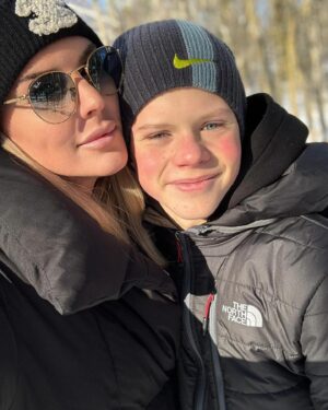 Amélie Neten Instagram - cela ne sera pas facile, mais je suis prête à relever tous les défis. Je vais poursuivre mes rêves et travailler dur pour atteindre mes objectifs. Je sais que la route sera semée d’embûches, mais je suis déterminée à les surmonter. J’ai appris à faire des choix difficiles, que ce soit dans ma vie personnelle ou professionnelle, et maintenant je suis prête à avancer. Je suis reconnaissante d’avoir des personnes comme vous à mes côtés, qui me soutiennent et m’encouragent à chaque étape de ma vie. Merci pour votre soutien et votre amour inconditionnel ❤️🌟 #Détermination #ConfianceEnSoi  #AvancerDansLaVie