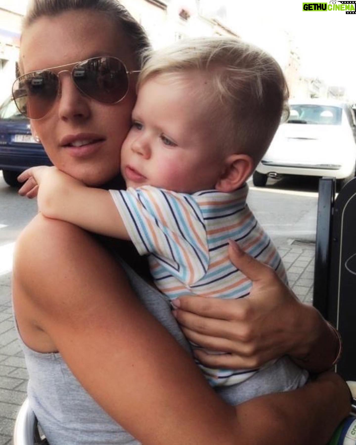 Amélie Neten - 32.2K Likes - Joyeux 12e anniversaire à mon incroyable fils! 🎉 Chaque jour, tu me remplis d’amour, de fierté et de joie. Tu grandis si vite, mais tu resteras toujours mon petit garçon. Que cette année t’apporte beaucoup de rires, de découvertes et de moments inoubliables. Je t’aime jusqu’à la lune et au-delà. Bon anniversaire! ❤️🎂