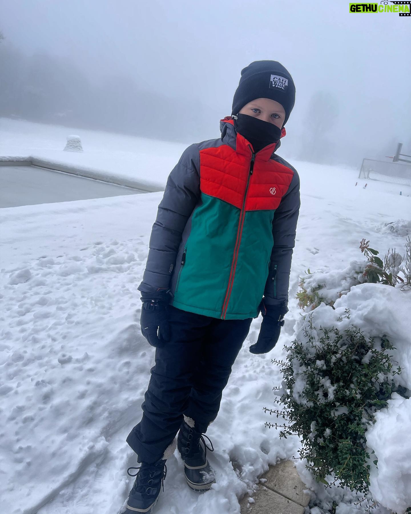 Amélie Neten Instagram - Mon fils vient de rentrer de sa classe de neige aujourd’hui ! Il a passé un séjour incroyable… il revient la tête pleine de souvenirs. Comme je vous l’avais expliqué, il grandit très vite ! Cette année j’ai fait appel à un service de location de vêtements de ski @lespetitsmontagnards 😀C’est un service français et c’est super facile pour recevoir et réexpédier les vêtements ! Ils expédient à la maison, à la station de ski directement ou même en point relais… 🥰🥰🥰🥰 mille merci @lespetitsmontagnards