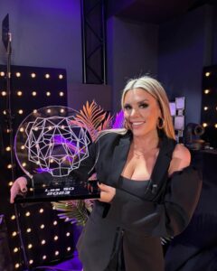 Amélie Neten Instagram - Une aventure incroyable qui s’achève ! Qu’on m’aime ou qu’on ne m’aime pas j’ai remporté cette saison 2 des 50 et je suis fière d’avoir pu faire gagner 22.000€ à Sarah ! Merci à tous ceux qui m’ont soutenu et qui ont voté pour moi… Merci à mes camarades de tournage sans qui cette aventure n’aurait pas été la même. Bravo à tous ! Je vous aimes ❤️