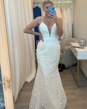 Amélie Neten Instagram - Magnifique matinée entre filles chez @boudoir_prive Toutes les robes étaient magnifiques. La boutique se trouve à Liège, dans la galerie Saint-Lambert. N'hésitez pas à y aller, les filles ! 😍 #robe #mariage #journéegirly
