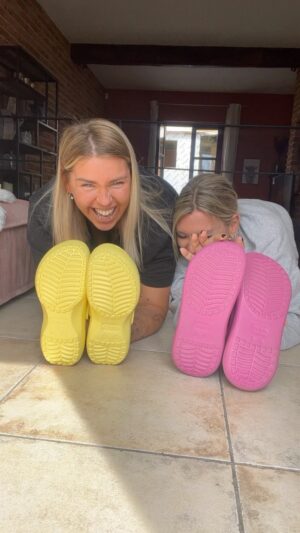 Amélie Neten Instagram - Les crocs c’est la vie . Même pour le sport ! Hin @amelieofficieloff ? 😂😂😂

Poke @bulle_de_gaelle on l’a fait mais bon dieu c’est absolument pas crédible chez nous . 

Allez santé hin Paulo 😂🥂