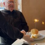 Amélie Neten Instagram - Coucou maman, Aujourd’hui, on a célébré les 65 ans de papa. Malgré ton absence depuis six mois, je suis convaincu que papa a passé une journée mémorable et a bien profité de notre présence. Nous avons tous pensé à toi ❤️ Je suis certaine que de là-haut, tu nous as observés et que tu as pu te joindre à nous pour célébrer ces moments précieux. Ta présence nous manque terriblement 🥲 Nous t’aimons très fort maman ❤️