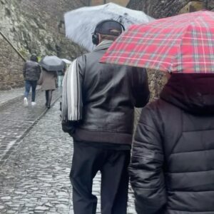 Amélie Neten Instagram - Cher Papa,

Depuis le départ de maman, ton épouse , la vie a changé mais notre amour pour toi n’a jamais faibli. Ce week-end à Édimbourg avec toi et mon fils a été un moment de bonheur inoubliable, rempli de beaux souvenirs. 

Je veux que tu saches que je serai toujours là pour toi, dans les bons comme dans les mauvais moments. Nous sommes une famille, et nous traverserons ensemble toutes les épreuves que la vie nous réserve. ❤️