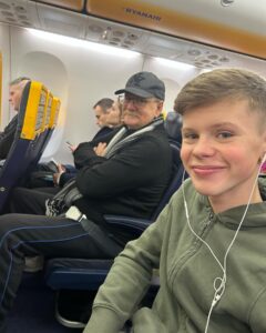 Amélie Neten Instagram - Joyeux anniversaire papa ❤️Je sais que cette année est particulièrement difficile, mais je voulais prendre un moment pour te dire merci malgré les circonstances ! Merci aussi pour tout et d’être le papy en or pour Hugo ( à notre prochain voyage ensemble ☺️🥰 ) I love you ❤️❤️❤️❤️