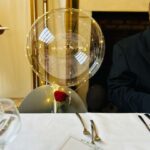 Amélie Neten Instagram - Comme vous l’avez vu aujourd’hui c’est le mariage de ma petite sœur. Un mariage organisé avant le départ soudain de ma maman. Nous avions besoin qu’elle soit auprès de nous pour cette journée si importante pour nous. Alors nous avons décidé de garder sa place à table et de l’honorer tout au long de l’un des plus beau jour de la vie de ma petite sœur ! Maman tu nous manques tellement et nous t’aimons pour l’éternité… 🙏🏻🤍
