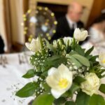 Amélie Neten Instagram - Comme vous l’avez vu aujourd’hui c’est le mariage de ma petite sœur. Un mariage organisé avant le départ soudain de ma maman. Nous avions besoin qu’elle soit auprès de nous pour cette journée si importante pour nous. Alors nous avons décidé de garder sa place à table et de l’honorer tout au long de l’un des plus beau jour de la vie de ma petite sœur ! Maman tu nous manques tellement et nous t’aimons pour l’éternité… 🙏🏻🤍