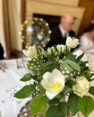 Amélie Neten Instagram - Comme vous l’avez vu aujourd’hui c’est le mariage de ma petite sœur. Un mariage organisé avant le départ soudain de ma maman. Nous avions besoin qu’elle soit auprès de nous pour cette journée si importante pour nous. Alors nous avons décidé de garder sa place à table et de l’honorer tout au long de l’un des plus beau jour de la vie de ma petite sœur ! Maman tu nous manques tellement et nous t’aimons pour l’éternité… 🙏🏻🤍