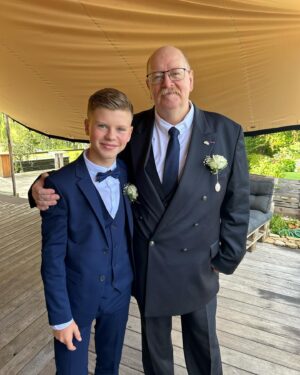 Amélie Neten Instagram - Joyeux anniversaire papa ❤️Je sais que cette année est particulièrement difficile, mais je voulais prendre un moment pour te dire merci malgré les circonstances !  Merci aussi pour tout et d’être le papy en or pour Hugo ( à notre prochain voyage ensemble ☺️🥰 ) I love you 
❤️❤️❤️❤️
