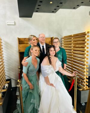 Amélie Neten Instagram - Joyeux anniversaire papa ❤️Je sais que cette année est particulièrement difficile, mais je voulais prendre un moment pour te dire merci malgré les circonstances !  Merci aussi pour tout et d’être le papy en or pour Hugo ( à notre prochain voyage ensemble ☺️🥰 ) I love you 
❤️❤️❤️❤️