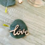 Amélie Neten Instagram - Comme vous l’avez vu aujourd’hui c’est le mariage de ma petite sœur. Un mariage organisé avant le départ soudain de ma maman. Nous avions besoin qu’elle soit auprès de nous pour cette journée si importante pour nous. Alors nous avons décidé de garder sa place à table et de l’honorer tout au long de l’un des plus beau jour de la vie de ma petite sœur ! Maman tu nous manques tellement et nous t’aimons pour l’éternité… 🙏🏻🤍