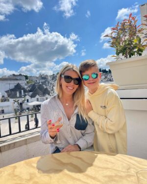 Amélie Neten Instagram - Parfois quand je regarde mon fils, je me demande ce que je serais sans toi ! Je t’aime ma vie d’un amour inconditionnel, tu es ma force et ma raison de vivre ! ❤️✨ #italie #alberobello 🇮🇹