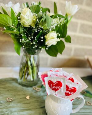 Amélie Neten Instagram - Comme vous l’avez vu aujourd’hui c’est le mariage de ma petite sœur. Un mariage organisé avant le départ soudain de ma maman. Nous avions besoin qu’elle soit auprès de nous pour cette journée si importante pour nous. Alors nous avons décidé de garder sa place à table et de l’honorer tout au long de l’un des plus beau jour de la vie de ma petite sœur ! Maman tu nous manques tellement et nous t’aimons pour l’éternité… 🙏🏻🤍