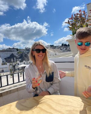 Amélie Neten Instagram - Parfois quand je regarde mon fils, je me demande ce que je serais sans toi ! Je t’aime ma vie d’un amour inconditionnel, tu es ma force et ma raison de vivre ! ❤️✨ #italie #alberobello 🇮🇹