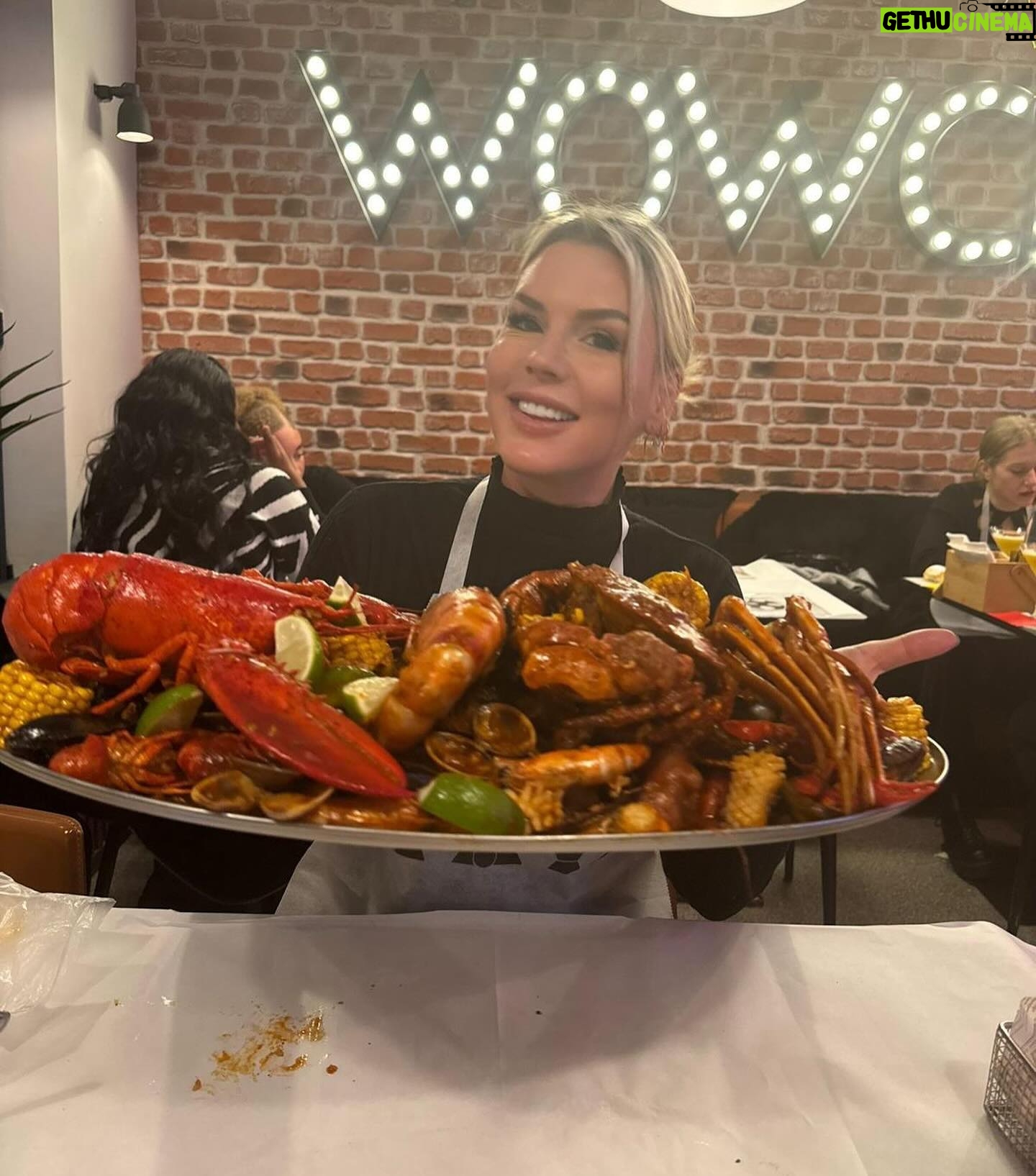 Amélie Neten Instagram - Nous venons tout juste de déguster le plateau de crustacés et de fruits de mer le plus incroyable qui soit ! Un véritable délice pour les papilles ! Nous sommes encore sous le charme de cette expérience culinaire inoubliable. Si vous êtes à la recherche d’un festin de fruits de mer à couper le souffle, ne cherchez plus, car ce plateau a répondu à toutes nos attentes et bien plus encore. Un véritable régal pour les amateurs de fruits de mer ! Nous ne pouvons que recommander cette expérience les amis 👌 Merci @wowcrab_be et @wowcrab_fr pour cette invitation 🥰 #collaboration
