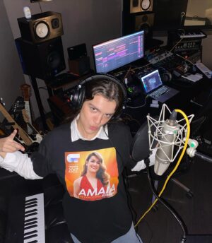 Amaia Romero Instagram - viva la músicaaaaaaaaa🔊🎵🎸🎶💕💭👩‍🎤😝