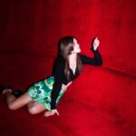 Amaia Romero Instagram - ya ha salido "la canción que no quiero cantarte" con @aitanax 🥹🥹🥹🥹🥹🥹 estas son algunas fotos del rodaje del videoclip😎 Dirigido por: @virgilijubero Producido por: @canadacanadacom @annadadolla @karensauri Directora de Fotografía: @thaiscatala Directora de Arte: @sweetamarindo Estilista: @lauraalcalde_ Maquillaje: @vicentguijarro Foto fija: @neelastica muchísimas gracias a todo el equipo🫧🫧🫧🫧💫💫💫💕💕💕