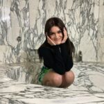 Amaia Romero Instagram - ya ha salido "la canción que no quiero cantarte" con @aitanax 🥹🥹🥹🥹🥹🥹 estas son algunas fotos del rodaje del videoclip😎 Dirigido por: @virgilijubero Producido por: @canadacanadacom @annadadolla @karensauri Directora de Fotografía: @thaiscatala Directora de Arte: @sweetamarindo Estilista: @lauraalcalde_ Maquillaje: @vicentguijarro Foto fija: @neelastica muchísimas gracias a todo el equipo🫧🫧🫧🫧💫💫💫💕💕💕