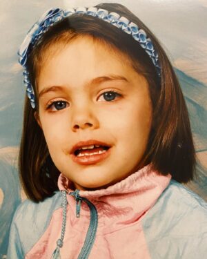 Amaia Salamanca Instagram - Claramente mi berrinche venía por la combinación de diadema triple lazo con chándal de tactel 
#teenfluencer #tbt 😂😂😂