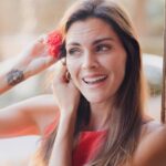 Amaia Salamanca Instagram - ¿Sabéis que ponerse un clavel en el pelo no es tan fácil como parece? 😅
