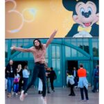 Amaia Salamanca Instagram - Salté con Mickey, bailé con Pluto, nadé con Nemo y canté con Elsa. 💛 @disneylandparis