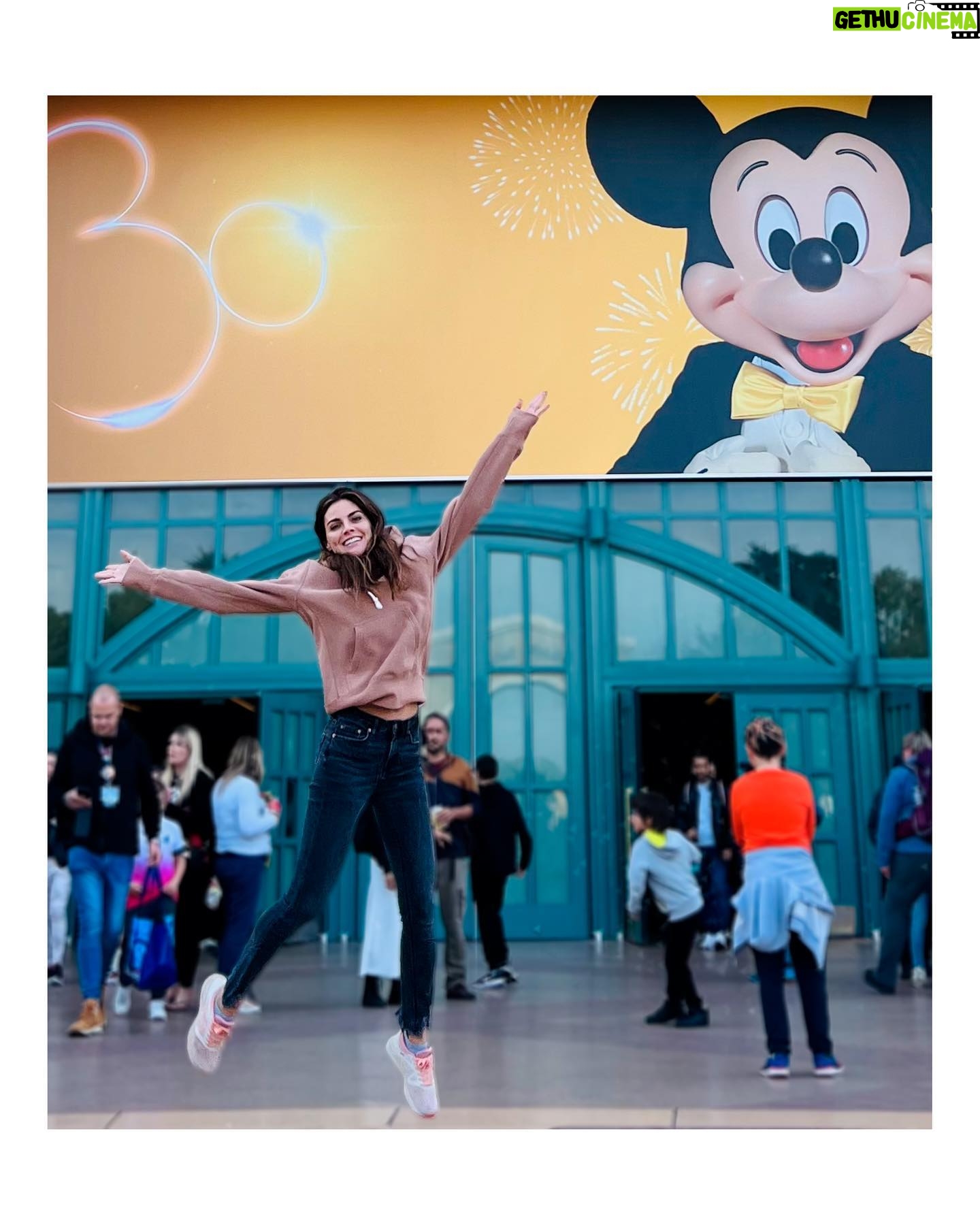 Amaia Salamanca Instagram - Salté con Mickey, bailé con Pluto, nadé con Nemo y canté con Elsa. 💛 @disneylandparis