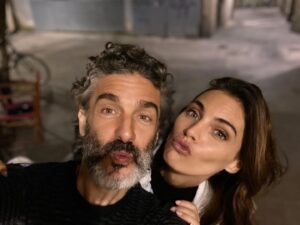 Amaia Salamanca Instagram - Sofía y Néstor os mandan besos. O quizá no. Quién sabe. #todosmienten @movistarplus 
@leosbaraglia