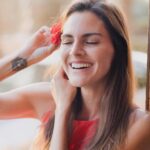 Amaia Salamanca Instagram - ¿Sabéis que ponerse un clavel en el pelo no es tan fácil como parece? 😅