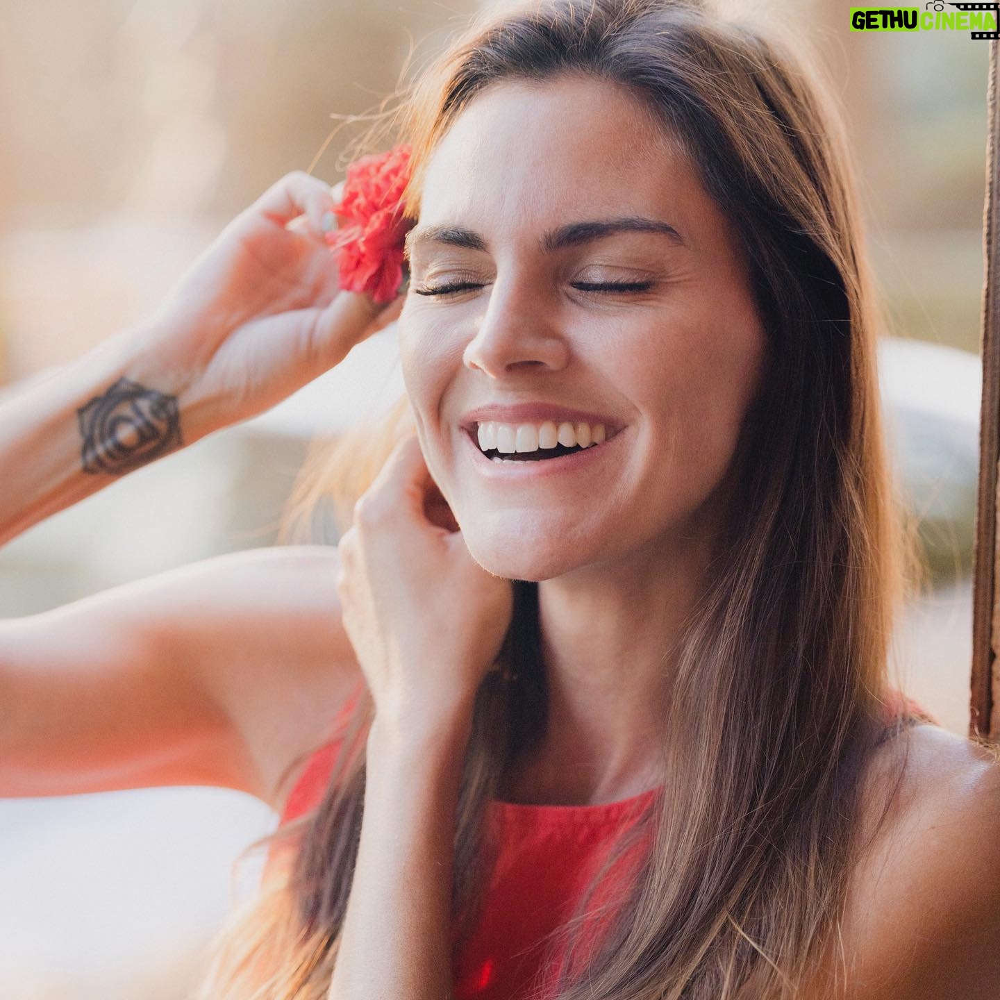 Amaia Salamanca Instagram - ¿Sabéis que ponerse un clavel en el pelo no es tan fácil como parece? 😅
