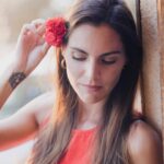 Amaia Salamanca Instagram - ¿Sabéis que ponerse un clavel en el pelo no es tan fácil como parece? 😅