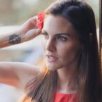 Amaia Salamanca Instagram - ¿Sabéis que ponerse un clavel en el pelo no es tan fácil como parece? 😅