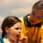 Amaia Salamanca Instagram - Clásico gesto de madre limpiándote la manchita que tienes en la cara... 😂 Qué ganas tengo de volver a tenerte cerca y achucharte. Te quiero, mami. ❤️ #felizdiadelamadre