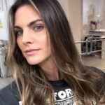 Amaia Salamanca Instagram – Después de verano he vuelto a las manos de @mariaroberts25 para retocar mi color de la gama Blondme con @schwarzkopfpro.spain y comenzar un nuevo proyecto!
#blondme #authorityinblonde #schwarzkopfprofessional #schwarzkopfpro #partnersincraft
