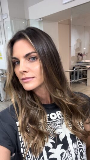 Amaia Salamanca Instagram - Después de verano he vuelto a las manos de @mariaroberts25 para retocar mi color de la gama Blondme con @schwarzkopfpro.spain y comenzar un nuevo proyecto!
#blondme #authorityinblonde #schwarzkopfprofessional #schwarzkopfpro #partnersincraft