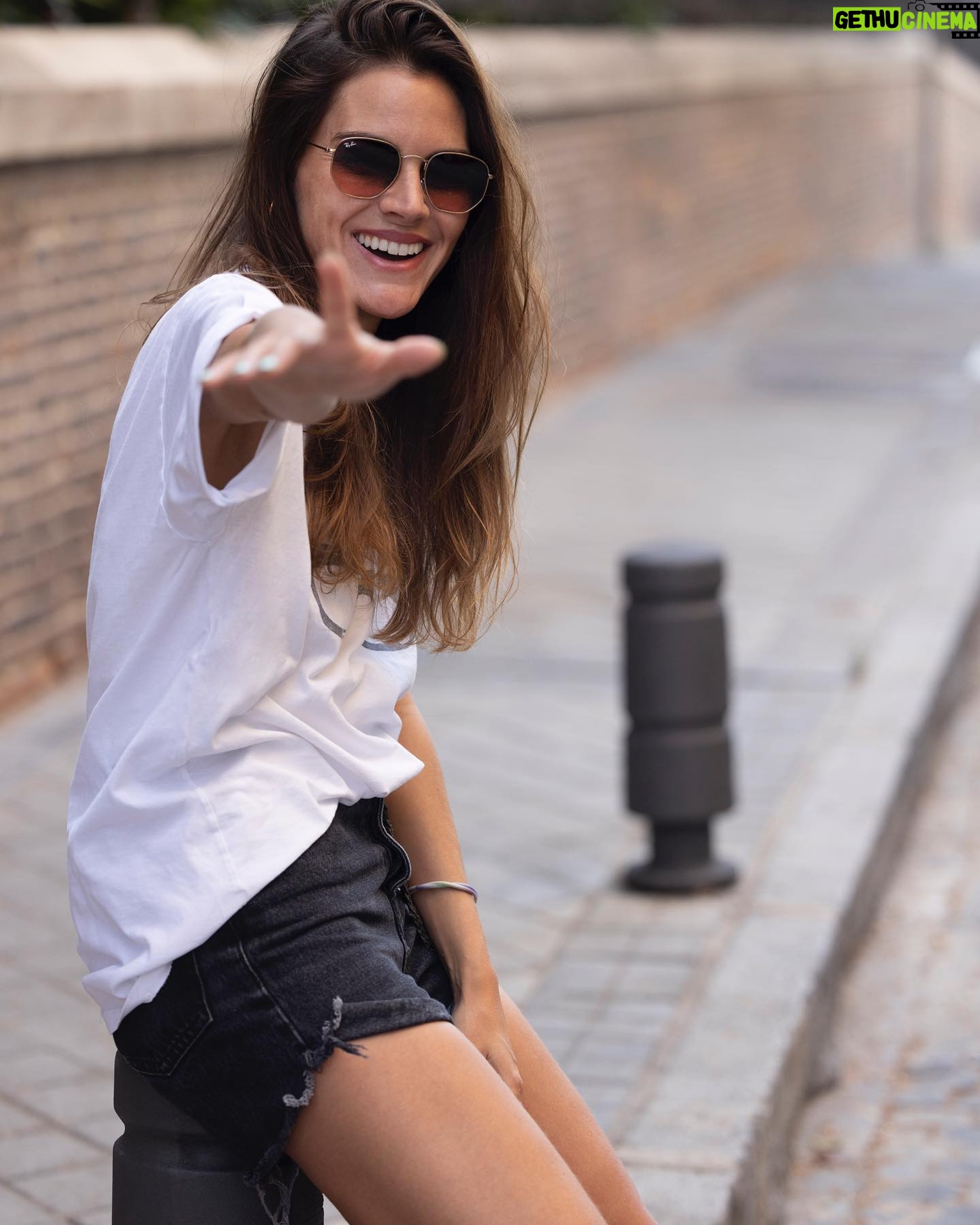 Amaia Salamanca Instagram - Intentando luchar contra la ola de calor! Pero con ayuda 😎