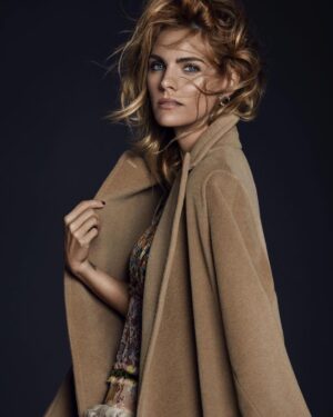 Amaia Salamanca Instagram - Acudan a sus quioscos más cercanos a hacerse con @holafashion_es del mes de noviembre! Gracias amiga @eusilva por el reportaje! 🤗❤️
💄 @beatrizmatallana 📸 @valero_rioja