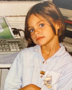 Amaia Salamanca Instagram - De aquella, mi juego favorito era subirme encima de los armarios... 🐭El de mi madre, cortarme el pelo cada vez más corto 😂 #tbt