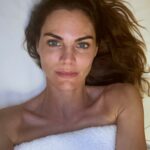 Amaia Salamanca Instagram - Aprovechando el día lluvioso de hoy, he ido a @felicidadcarrera para hacerme un tratamiento que llevaba tiempo queriendo probar. #ultherapy aporta firmeza y la buena noticia es que con una sesión al año es suficiente 🥳 La cara de dormida, ya la aporto yo ✌🏻