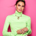 Amaia Salamanca Instagram - Otoño colorido en Cosmopolitan! Gracias a todérrimo el equipo que hay detrás 🙌🏻 #yaensusquioscosdeconfianza Fotografía: @antonioterronphoto Realización: @danielagtzgzz Texto: @marianaportocarrero Coordinación: @mfdzmiranda Maquillaje: @vickymarcosg Peluquería: @saloncheska Asistentes de fotografía: Francisco Montero y Rodrigo Simón Producción: @asha_m38 💕 @ramonpilaces