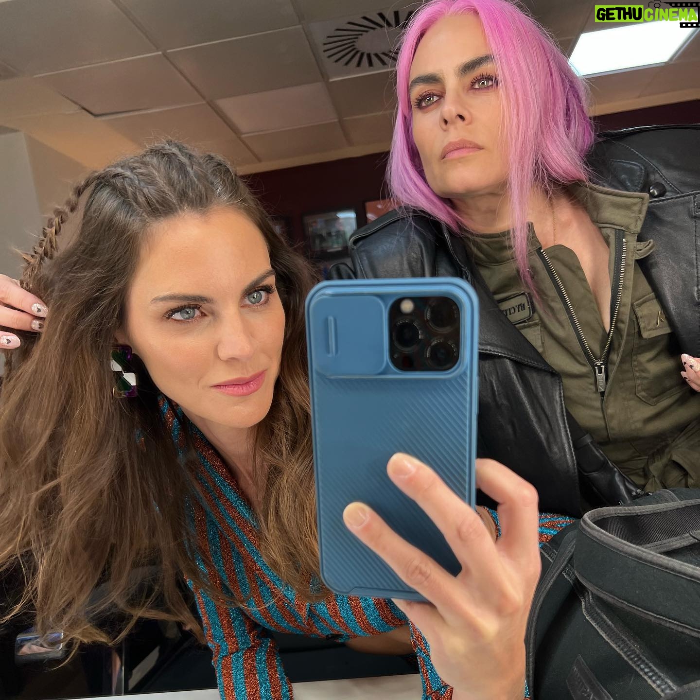 Amaia Salamanca Instagram - “Camerinos” con mi fucsia favorita. 👩🏻🎤💓