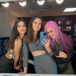 Amaia Salamanca Instagram - “Camerinos” con mi fucsia favorita. 👩🏻‍🎤💓