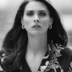 Amaia Salamanca Instagram - Y hasta aquí el rodaje de “The man from Rome”, basada en la novela “La piel del tambor” de @perezreverte Qué suerte haber tenido la oportunidad de interpretar a Macarena Bruner! Y más de haber rodado en una de las ciudades más bonitas que conozco, Sevilla. Equipaso, lo sois todo! 🤍🖤🥁 Pics by 📷: @marianruizphoto #sergiodow #lapieldeltambor #themanfromrome