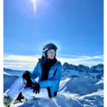 Amaia Salamanca Instagram - Documento gráfico de sonrisa congelada 🥶 #sweetcaroline ⛷️