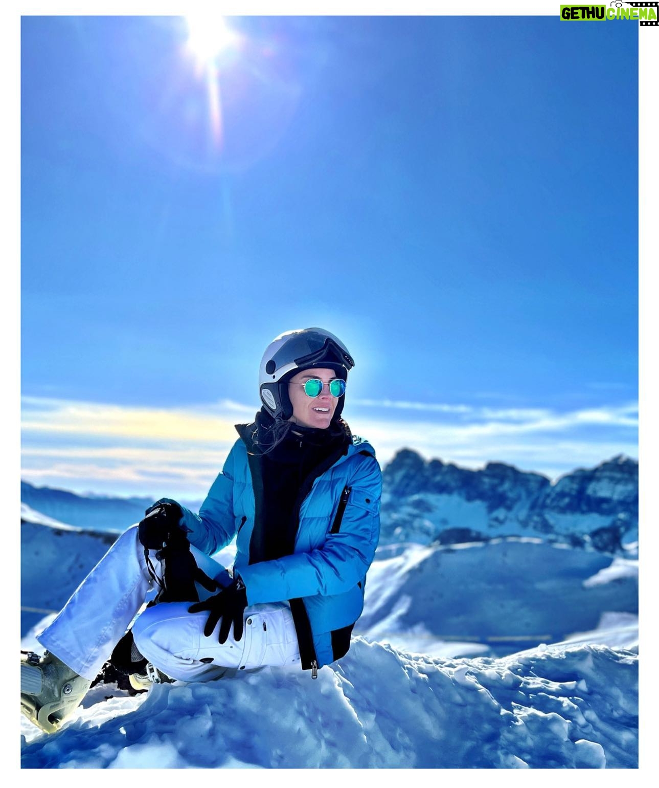 Amaia Salamanca Instagram - Documento gráfico de sonrisa congelada 🥶 #sweetcaroline ⛷️