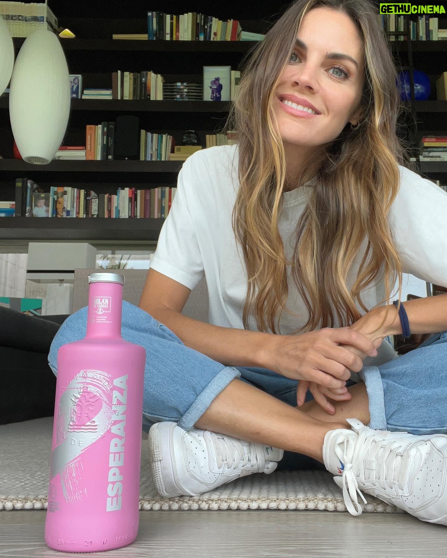 Amaia Salamanca Instagram - Octubre es el mes de sensibilización sobre el cáncer de mama y, como cada año, Solán de Cabras lanza una edición especial de su botella rosa. La botella cuenta con diez diseños diferentes inspirados en las emociones que experimentan los pacientes y sus familiares. Los beneficios de su venta serán destinados a la Asociación Española Contra el Cáncer para ofrecer atención psicológica gratuita a pacientes y familiares. ¡Os animo a que os unáis a la concienciación de esta causa tan importante! @solandecabras @contraelcancer.es #10añoscontraelcáncer