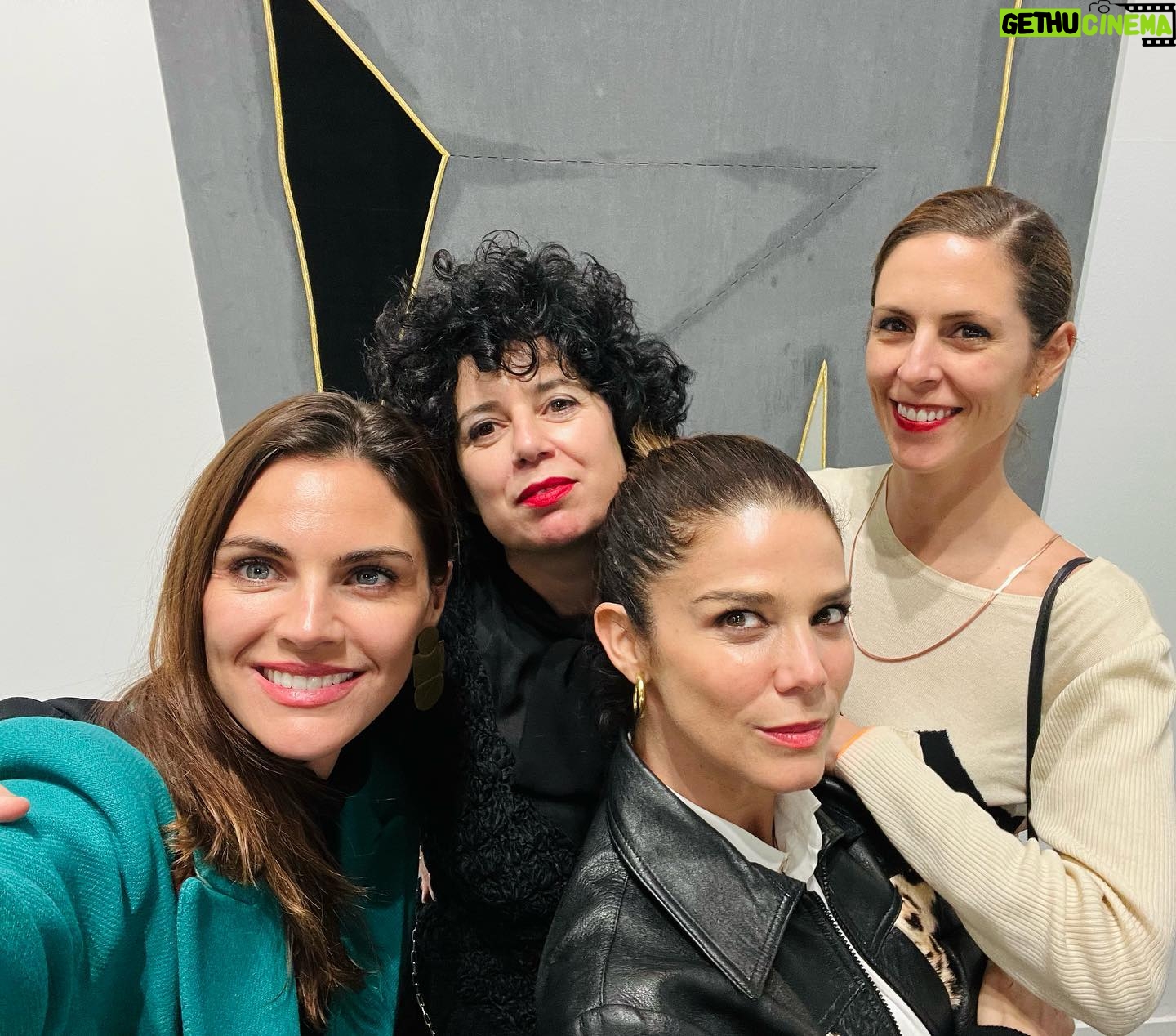 Amaia Salamanca Instagram - @feriaarco de la mano de la maravillosa artista @sonianavarro.estudio 🖤💛🤍