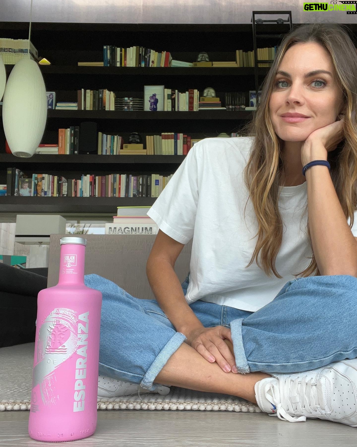 Amaia Salamanca Instagram - Octubre es el mes de sensibilización sobre el cáncer de mama y, como cada año, Solán de Cabras lanza una edición especial de su botella rosa. La botella cuenta con diez diseños diferentes inspirados en las emociones que experimentan los pacientes y sus familiares. Los beneficios de su venta serán destinados a la Asociación Española Contra el Cáncer para ofrecer atención psicológica gratuita a pacientes y familiares. ¡Os animo a que os unáis a la concienciación de esta causa tan importante! @solandecabras @contraelcancer.es #10añoscontraelcáncer